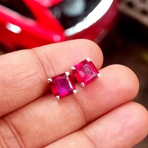 Clous d'oreilles solitaires taille princesse avec rubis simulé, argent sterling finition or blanc 14 carats