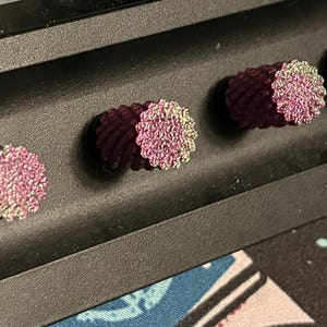 Puede incluir: Una taza de cerámica blanca con un asa negra y el texto "But First, Coffee" en un estilo manuscrito. La taza está sobre una superficie blanca. La taza mide 10 cm de alto.