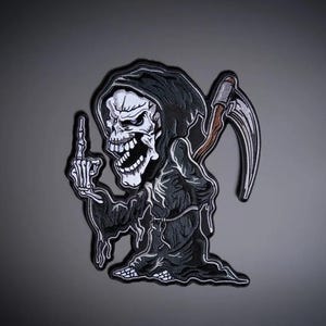 Könnte beinhalten: Ein gestickter Aufnäher mit einer Cartoon-Figur des Sensenmanns in einer schwarzen Kapuzenrobe. Das Skelett hat ein breites, zahniges Grinsen und zeigt den Mittelfinger. Eine große silberne Sense mit braunem Stiel befindet sich dahinter.