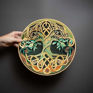 Könnte beinhalten: Ein runder Stickrahmen mit einem detaillierten Baumdesign mit ineinander verschlungenen Wurzeln und Ästen. Das Kunstwerk verwendet goldene, gelbe und grüne Fäden auf einem dunkelgrünen Stoffhintergrund, was eine geschichtete, strukturierte Optik erzeugt.