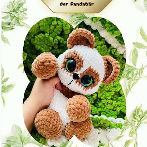 Può includere: Un peluche a forma di panda realizzato in filato bianco e marrone con grandi occhi verdi. Il testo Nalu der Pandabär è visualizzato in alto, mentre le informazioni di contatto per tiktok, instagram ed email sono stampate in basso.