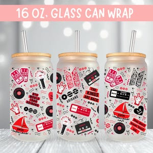 Puede incluir: Tres vasos de vidrio de 16 oz con tapas de bambú y pajitas. Los vasos de vidrio esmerilado están decorados con gráficos rojos y negros, incluyendo entradas de concierto, cintas de cassette y los textos "ARIRANG" y "THE KINGS ARE BACK".