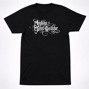 Può includere: Una tazza di ceramica bianca con manico nero e la scritta "But first, coffee" in stile scritto a mano. La tazza è su una superficie bianca. La tazza è alta 10 cm.