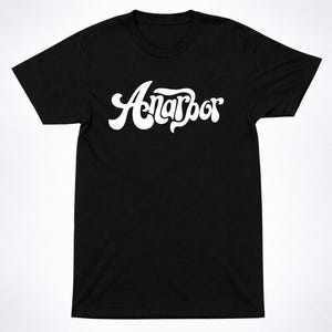 Puede incluir: Un juego de tres tazas de cerámica con un acabado mate moteado. Las tazas son de color crema, gris claro y gris oscuro. Cada taza tiene un diseño simple y minimalista y un asa redondeada.