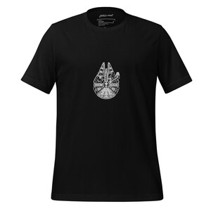 以下が含まれることがあります： 黒いTシャツ。白いミレニアム・ファルコン宇宙船の詳細なグラフィックが特徴です。シャツはクルーネックと半袖です。ブランド名はシャツの上部に表示されています。