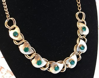 Vintage Gold Link Chain con foglie tenendo verde Rhinestones collana.  Collana in metallo d'oro con 7 foglie e pietre verdi