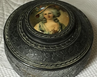 Vintage Victoriaanse dame op metalen doos, gemerkt P.N.C.W. Spiegel onder deksel en glazen binnenbak. Sieraden, snuisterij- of poederdoos voor dressoir of ijdelheid.