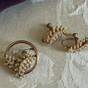 Vintage Seed Pearl Leaves on Circle Pin and Matching Screw On Leaf Earrings. SEED PEARL PIN brooch and Earrings with Rhinestone Leaf Stems.