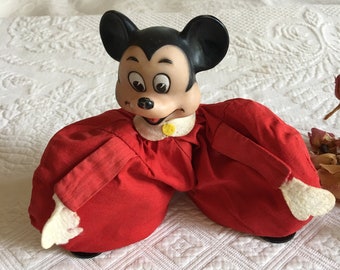 Brinquedo vintage de saco de feijão de pelota do Mickey Mouse da Disney com cabeça de plástico, mãos de feltro e pés de almofada preta de plástico. Brinquedo original Disney Mickey Mouse.