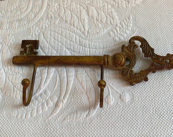 Ganchos de pared vintage para llaves grandes para usos múltiples. Ganchos para colgar en la pared con dos ganchos de pintura envejecida dorada. Diseño de llave decorativa y elegante.