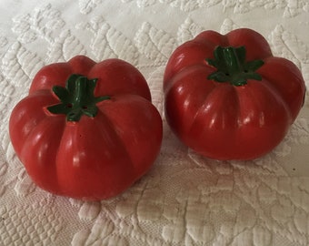 Vintage rote Tomatensalz und Pfefferstreuer. Keramik rote Tomaten mit grünen Blättern. Kunststoff-Stopper.