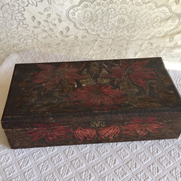 Antikes Förmchen Ny Pyrography Poinsettia Design Box. Das Kunstwerk ist wunderbar, aber die Box ist sehr alt und braucht einige Aufmerksamkeit.