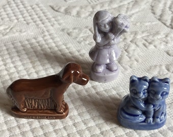 Minifiguras antiguas de 3 Wade. Lote de Whimsies de la serie Red Rose Tea. Minifiguras de los años 80. Mini Niña con Flores, Perro y 2 Gatos. Fabricado en Inglaterra.