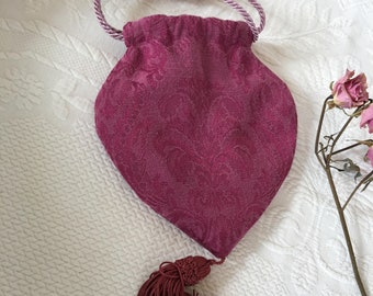 Ręcznie robiona torebka w kształcie serca w kształcie maliny ze ściągaczem Reticule. Wybierz kolor sznurka i chwosta. Podszewka z białego sztucznego jedwabiu. Torebka w stylu regencji ze ściągaczem.
