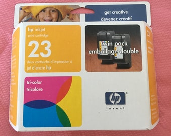 Hewlett Packard Brand 23 bläckpatron, dubbelpack för trefärgskopior. 2 patroner till ett bra pris. Förseglad förpackning.
