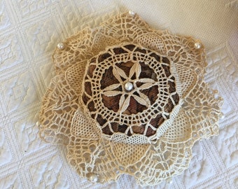 Vintage Net y encaje potpourri Holder Pomander. Pétalos de rosa viejos en net Center. Perlas en el centro y alrededor de los bordes.