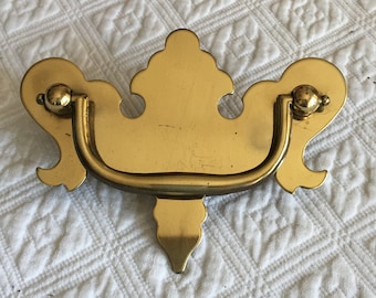 Vintage Antique Brass Bail Pulls, 24 - 3 " Pulls e 4 - 2 1/2" Pulls. Rockler Lavorazione del legno Tira. Hardware comò. Lucidato. Primo americano.