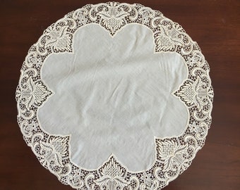 Vintage Faux Venetiaanse Plastic Kant Doily. Vinyl Venise Faux Lace, Fool the Eye Look van Real Linen Lace. Exquise Faux Lace Made in Italy.