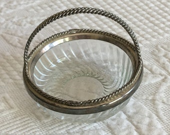 Vintage glasskål med silverpläterad kant och dubbelt vridet topphandtag och dekoration i övre kanten. Charmig liten korgskål.