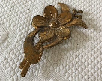 金色の金属製の花のブローチ - Etsy 日本