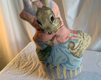 Vintage Needlepoint mevrouw konijn kussen deurstopper. Beatrix Potter van Needle Treasures. Kinder- of babykameraccent.