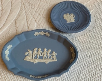 Vintage Wedgwood Blue & White kleiner Teller. Anzeige oder Verwendung für ein Schmuckstück oder eine Pin-Schale. Dimensional Moulded Detaillierung. Listing für einen Teller.