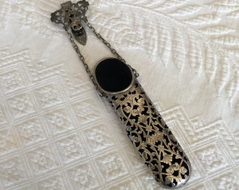 Victorian Chatelaine Spectacle Case para sujeción a la cintura. EPNS (Corona) Placa de plata y soporte de terciopelo con clip para cinturón y cadena. Hojas grabadas.