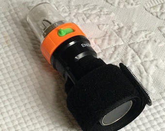 Baliza intermitente de emergencia Enerlite vintage 10A2, OC Aprobado. Correa de velcro para brazo o hombro. Luz estroboscópica para rescate acuático.
