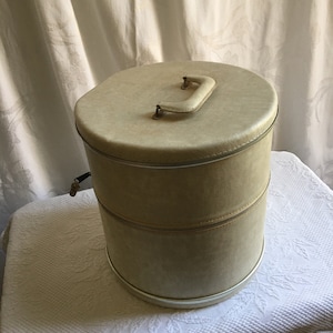 Cappelliera Munro Femina Carryalls vintage degli anni &#39;50, Brooklyn 22, New York. Valigia alta con scatola per cappelli con cerniera centrale con manico superiore in vinile. Meraviglioso!