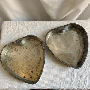 Moules à gâteau vintage Ekco Ovenex en forme de coeur. Ensemble de deux moules à gâteau assortis en forme de coeur. Idéal pour une utilisation et une présentation.