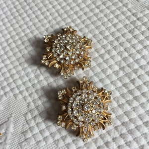 Vintage Snowflake Clip On Earrings. Snowflake Style Gold Tone Rhinestone Earrings Sparkle and Shine. Lovely Vintage Earrings.