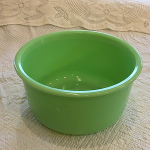 Vintage Jadeite 9&quot; Bowl Beautiful Green Glass Mixing Bowl from the 1940s. Jadeite Collectible Bowl.