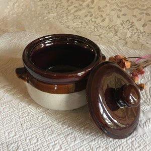 Pot de haricots vintage. Pot à haricots en grès brun et beige avec poignée latérale et couvercle avec poignée supérieure. 2 pintes Capacité.