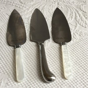 Vintage Cake Server. Sheffield Stainless Steel Faux Marble Handle with Serrated Edge, Anglia. Lub wybierz All Silver Stainless Steel Server.