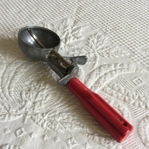 Vintage ijsschep. Scoop Master met thumb scraper control. Rood hard plastic handvat met ribbels. Scraper laat ijs los.