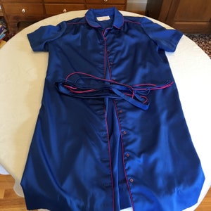 Vintage 1970er Jahre junge zeitgenössische Kleid. Royal Blue mit Fuschia Cording Details. Lose Krawatte Gürtel und kleine lila Knöpfe.