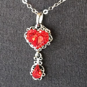 Collar de corazón rojo de reproducción victoriana. Cortar piedra de corazón con anillo de piedras rojas de Rin alrededor de más lágrimas en el ajuste giratorio.