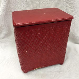 Vintage kleine mand van rood hout en riet. Goed gemaakt en solide gevoel, kleine mand. Te gebruiken voor kleine meisjes- of babykleding.