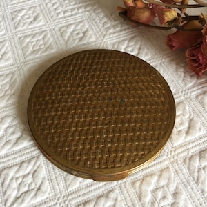 Vintage Compact. Round Basket Weave Textured Gold Compact With Powder Puff and Screen. Mirror Inside.