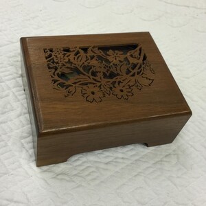 Vintage Lasercraft Wycinana Drewniana Muzyczna Skrzynka, Grająca Temat Lary. Kwiaty, Pnącza i Liście Wycięte Na Górze Drewnianej Skrzynki.