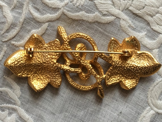 Broche Vintage Feuillages Tourbillon – Métal Couleur Or – Bijou Fantaisie Rétro Pour Embellir Vestes Et Robes