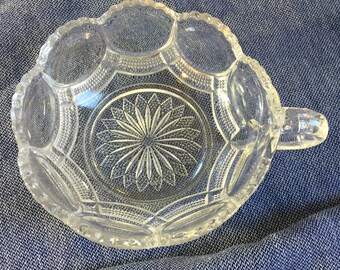 Vintage Heisey Servierschale mit seitlichem Henkel. Doppelt gewellter Rand und sonnenförmiges Bodenmuster.