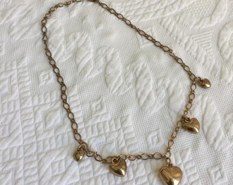 Vintage Gold Hauch Herz Halskette. 5 Herzen Anhänger in abgestufter Größe. 18 "Gold Ton Kette.
