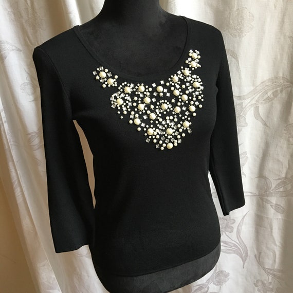 Su ter vintage negro con dise o tipo babero de perlas y diamantes
