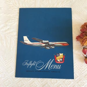 Menú de a bordo de Braniff International Airways, años 60. Menú presentado durante el vuelo con opción de cena y postre.