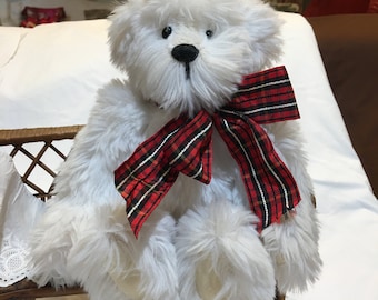 Vintage 11 "weiß lange Kunstfell Teddybär. Glasaugen und gestickte Funktionen. Ultra Wildleder Pfoten Pads. Rot kariertes Seidenband Hals Schleife.