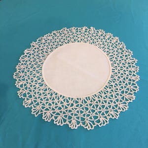 Vintage Linen and Crocheted Lace Round Table Topper or Centerpiece Doily. Hand Stitched Doily. Beautiful Centerpiece Doily.
