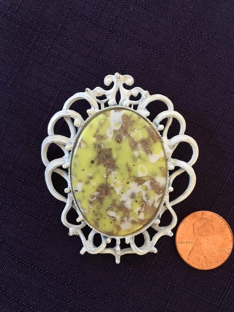 Enamel Metal Feminine White Pin Brooch. Vintage White Enameled Pin Brooch with Green Gold and White Stone