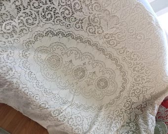 Mantel de encaje cuáquero vintage para mesa de comedor o mesa auxiliar. Mantel de encaje tejido a máquina.