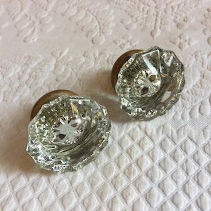 Pomolo per porta in vetro vittoriano con bordo esterno smerlato e pomolo per porta in ottone a forma di ottagono con design interno semplice e asta in metallo. Per porta o artigianato.